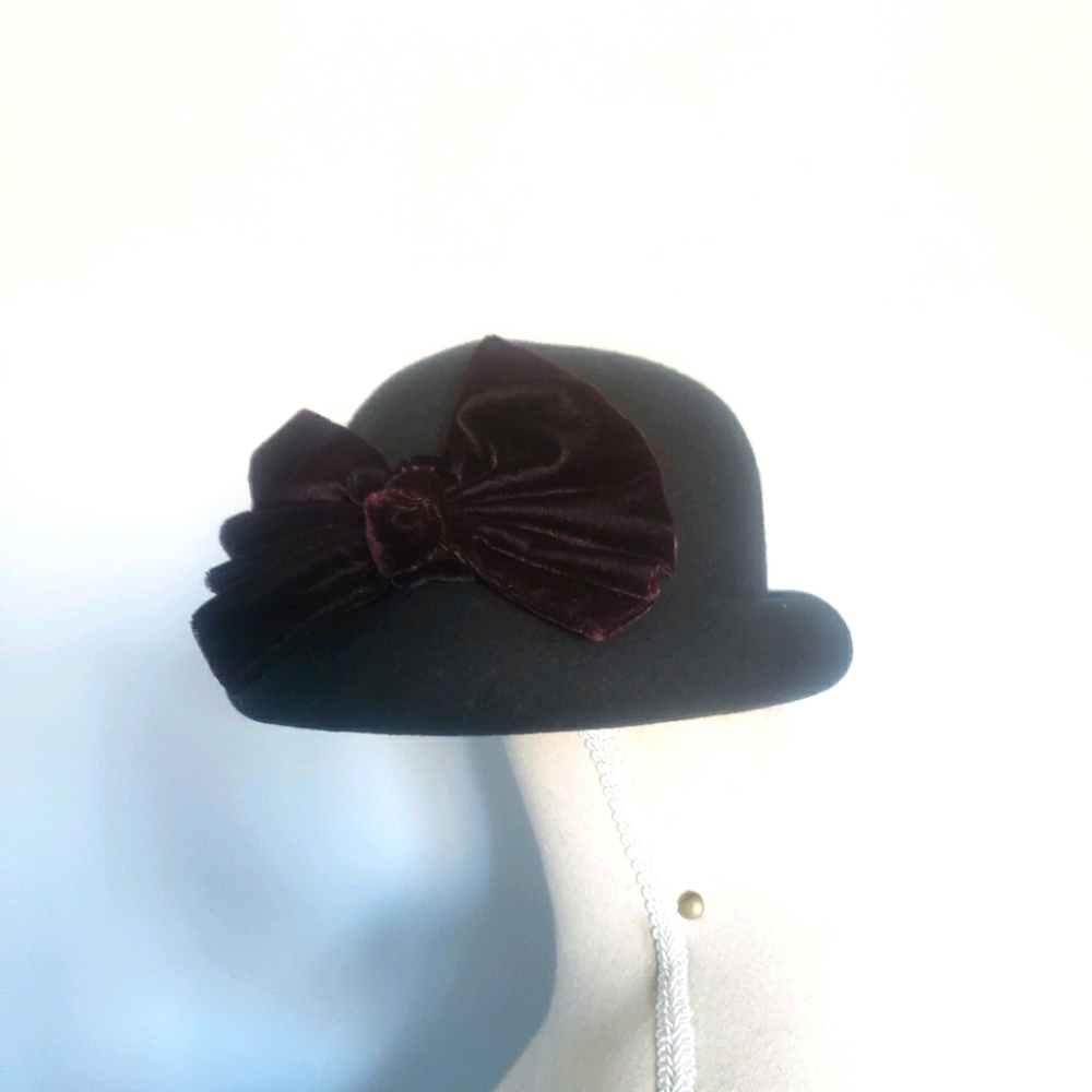 Wool bowler hat with burgundy velvet bow